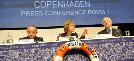 Yvo de Boer y Connie Hedegaard durante la conferecia de prensa. | Attila Kisbenedek
