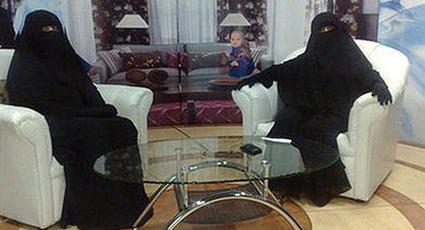 Las presentadoras del magacín de la cadena saudí Awtan TV ocultan sus rostros con el 'niqab'.