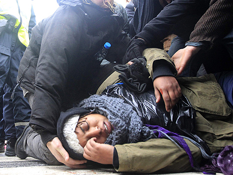Una manifestante durante la carga policial. | Reuters