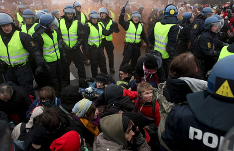 La policía reprime las protestas de los activistas en Copenhague. | EFE / Kay Nietfeld