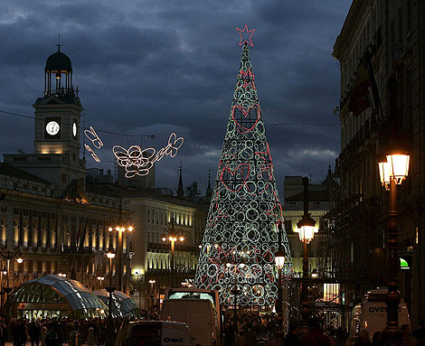 rbol de navidad en la Puerta del Sol diseado por Agatha Ruiz de la Prada. | Diego Sinova.