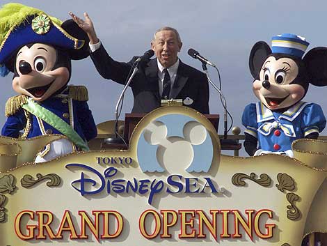 Roy Edward Disney, con Mickey y Minnie Mouse en la apertura de un parque Disney en Japn. | Reuters