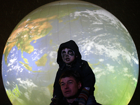 Un nio con su padre durante un evento en el centro de Copenhague. | Reuters