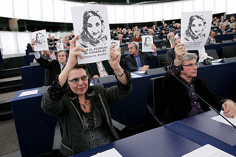 Eurodiputados protestan en la Cámara. | Efe