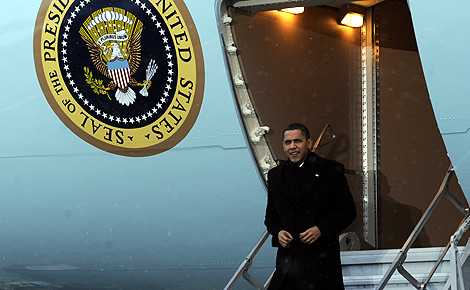 Obama, a su llegada al aeropuerto de Copenhague. | AP
