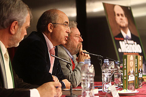Francisco Rosell, junto a Antonio Pérez Henares y José Antonio Gómez Marín. | F. Ruso