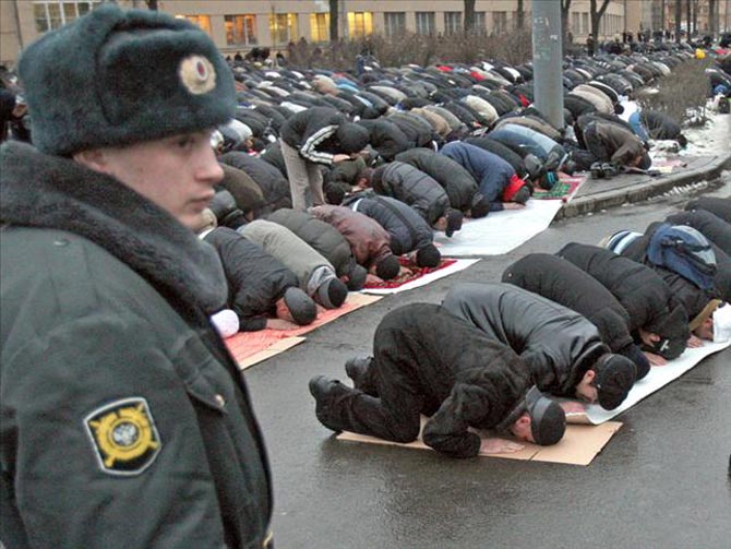 Musulmanes rusos durante la oracin.