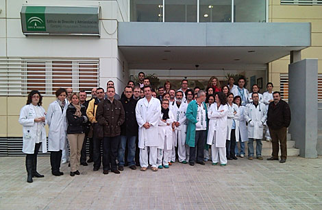 Los anestesistas del hospital Torrecrdenas, concentrados a las puertas del centro. | M.C.