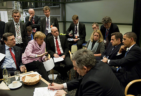 Merkel conversa con Obama y Sarkozy en una de las reuniones en el marco de la cumbre. | Efe