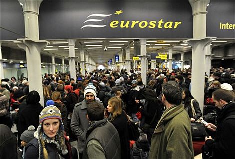 Cientos de pasajeros esperan en St Pancras. | AP