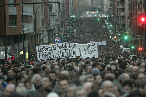 Los manifestantes han portado pancartas de apoyo al euskara y al diario clausurado. | Mitxi
