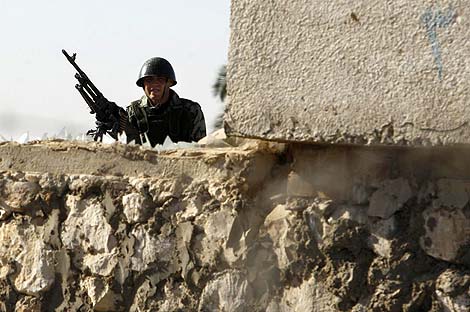 Un polica egipcio vigila la construccin del muro que los separa de la Franja de Gaza. | Reuters