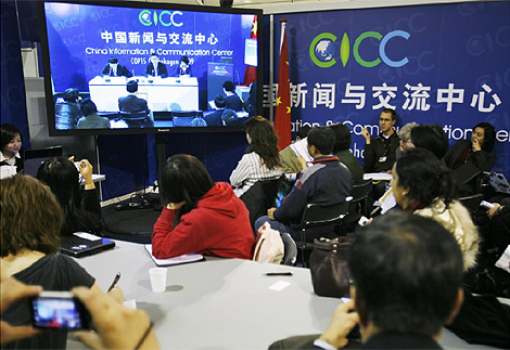 Un grupo de periodistas atiende a la conferencia de los negociadores chinos. (Foto: AP)