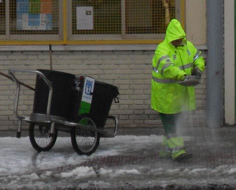 Un empleado del servicio de limpieza del Ayuntamiento resparte sal por la acera. (J. Martnez)