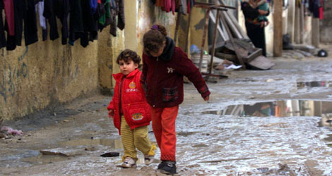 Dos nias refugiadas palestinas caminando por una calle | Ap