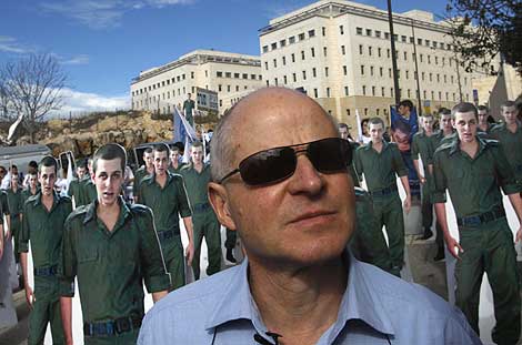 Noam Shalit, padre del soldado, protesta ante las oficinas del primer ministro israel. | Afp