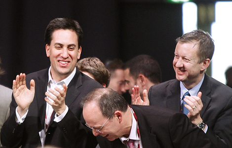 El ministro Ed Miliband (i) aplaude tras conocerse el acuerdo en la cumbre, el pasado domingo. | Reuters