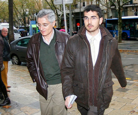 Vicens junto a su abogado Jaime Campaner. | Efe