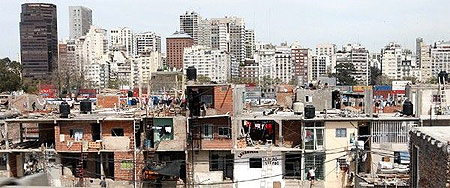 Panormica de las viviendas destartaladas de la favela. | Mesa por la Urbanizacin Villa 31