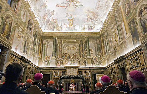 Benedicto XVI, durante la tradicional felicitacin navidea a la Curia romana en el Vaticano, celebrada el lunes. | Efe