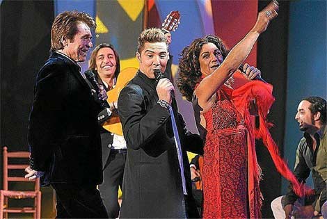 Raphael, con Bisbal y Lolita en la Nochebuena de 2006. | TVE