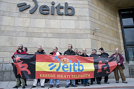Una veintena de miembros de Aralar ha protestado ante la sede de EiTB en Bilbao. | P. Corral