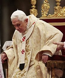 El Papa recibe ayuda para sentarse en la basílica de San Pedro. | AP