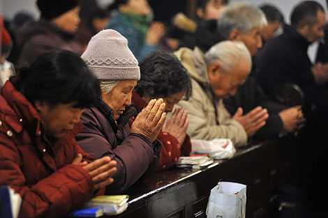 Catlicos, en una misa en China.| Efe