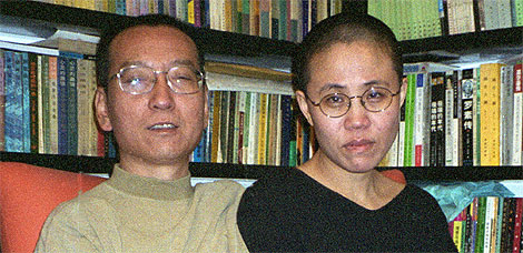 Liu Xiaobo, en una imagen de archivo, junto a su mujer. | Afp