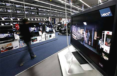 Televisores con canales de la TDT sintonizados en un centro comercial. | Alberto di Lolli