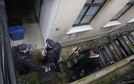 Policas entran en un inmueble londinense. | Reuters