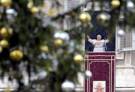 Benedicto XVI saluda a los miles de fieles. | Efe
