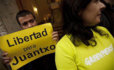 Activistas de Greenpeace protestan en Mlaga por las detenciones. (Foto: Reuters)