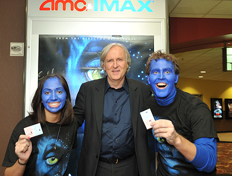 James Cameron posa junto a dos fans en el estreno de 'Avatar'. | Reuters