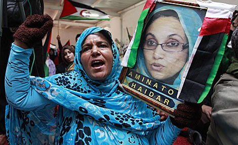 Una refugiada saharaui protesta con un retrato de Haidar. | Reuters