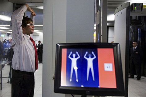 Un empleado del aeropuerto de Amsterdam, en un escner. | AP