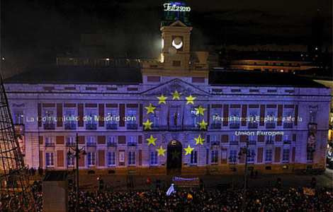 El edificio de la presidencia de la Comunidad de Madrid, iluminado en azul. | Efe