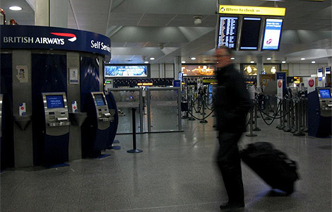 Un viajero en el aeropuerto londinense de Gatwick. | Efe