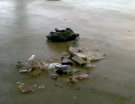 Restos de la mochila explosionada en el aeropuerto. | Foto: Efe