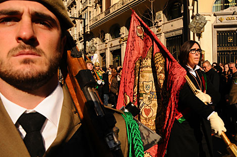 Un momento del recorrido de la comitiva por las calles de Granada. | J. G. H.