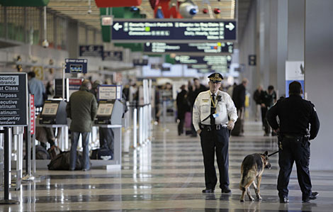 Un agente de polica, en el Aeropuerto Internacional de Chicago. | AP