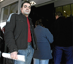 Un joven tras realizar la solicitud de la RBE en la Oficina de la Vivienda de Madrid. | J. Villanueva