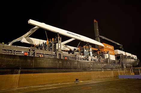 El catamarán del BMW Oracle en el Puerto de Valencia. | Gilles Martin-Raget