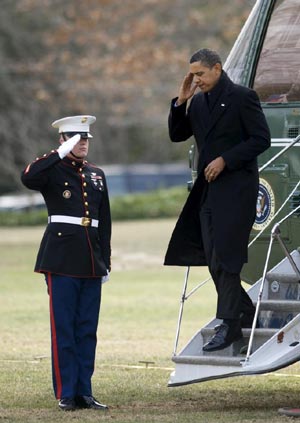 Barack Obama baja del helicptero Marine One en el jardn de la Casa Blanca en Washington.| Efe