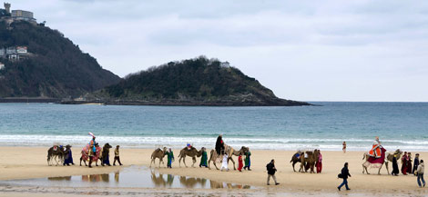 Los Reyes Magos han llegado a San Sebastin recorriendo la playa de La Concha. | Efe