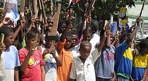 Niños de Tumaco, de barrios muy pobres, con sus armas de madera. Muchos acaban en bandas de narcos. | SH-M