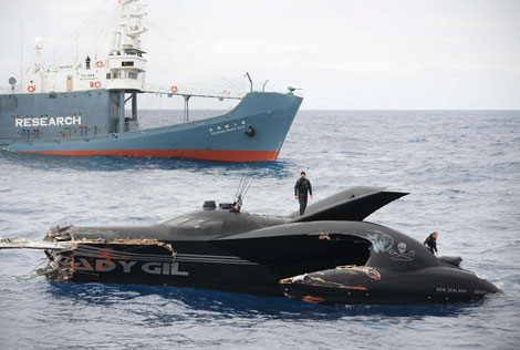La embarcacin de Sea Shepherd, destrozada, tras colisionar con el ballenero japons.|EFE