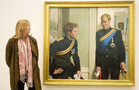 La autora del retrato, Nicky Philipps, junto al cuadro de los dos príncipes, en la National Portrait Gallery de Londres. | Afp