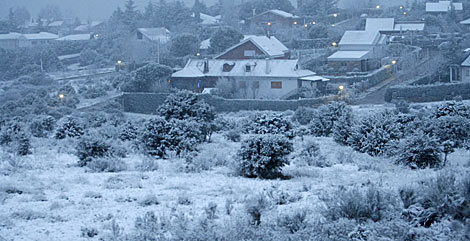 Nieve en Pedrezuela, en la Sierra de Madrid. | Efe