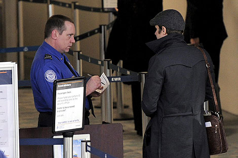 Un viajero pasa a travs de un control de seguridad del aeropuerto internacional de Newark Liberty en Nueva Jersey, EEUU. | Efe